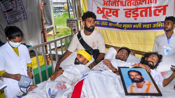 https://salarnews.in/public/uploads/images/newsimages/maannewsimage08082026_162907_Jharkhand exam row.jpg